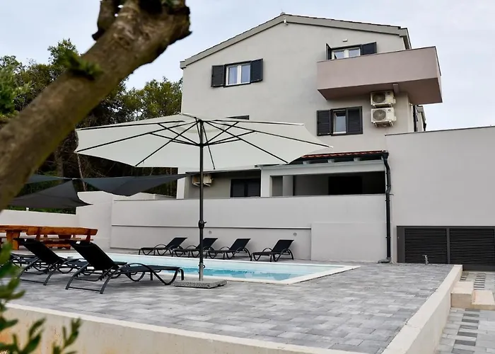 Pinia With Pool, Willa Zadar