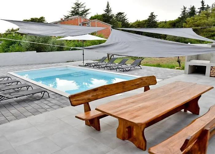 Pinia With Pool, Zadar