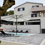 Pinia With Pool, וילה זאדאר