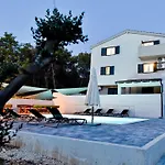 Pinia With Pool, וילה *