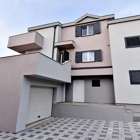 Pinia With Pool, Villa