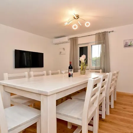 Pinia With Pool, Willa