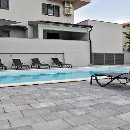 Pinia With Pool,