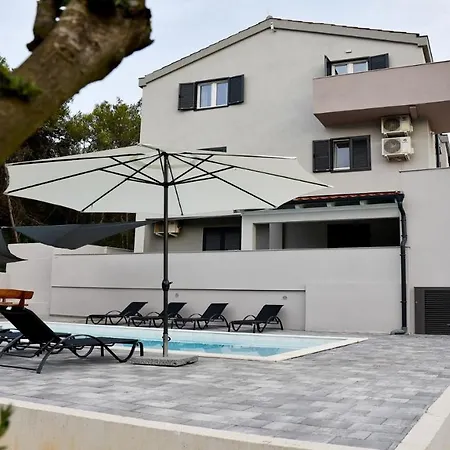 Pinia With Pool, Willa Zadar