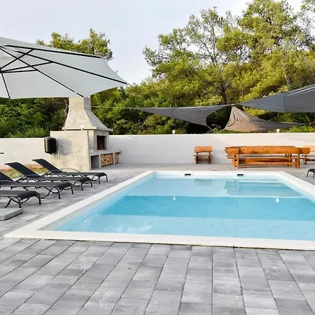 Pinia With Pool, Villa *