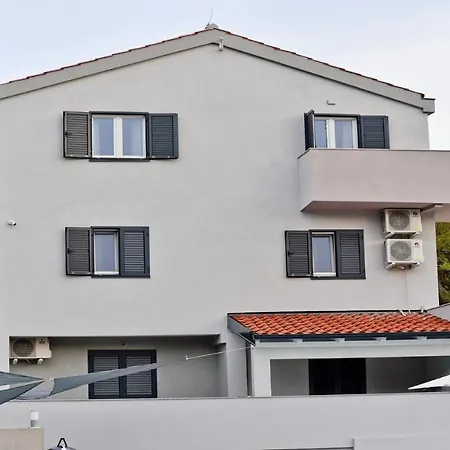 Villa Pinia With Pool, Zadar