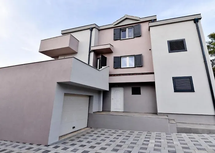 Pinia With Pool, Villa