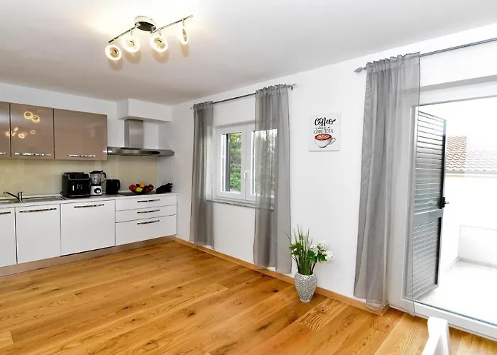 Villa Pinia With Pool, Zadar