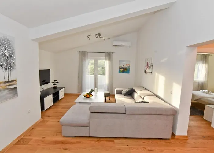 Villa Pinia With Pool,