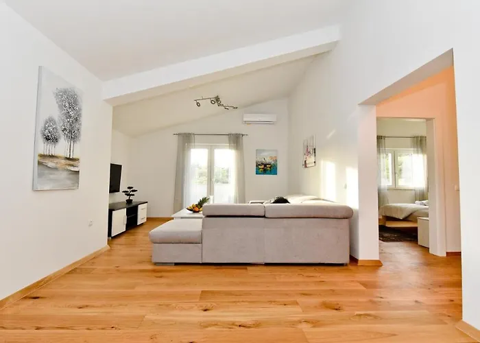 Pinia With Pool, Villa