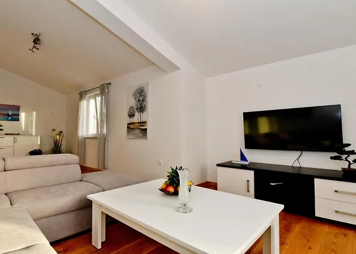 Pinia With Pool, Villa *